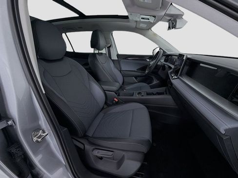 Used 2025 Volkswagen Tiguan SE AWD/4WD image 30