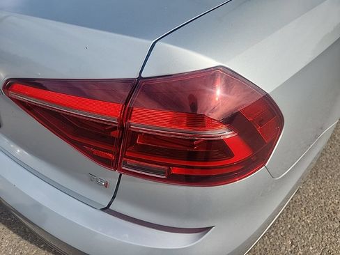 Used 2017 Volkswagen Passat 1.8T SE FWD image 13