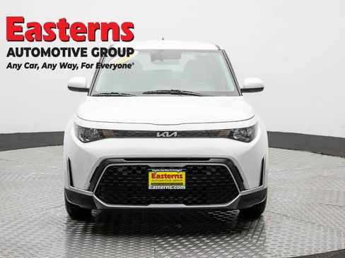 Used 2023 Kia Soul LX FWD image 2