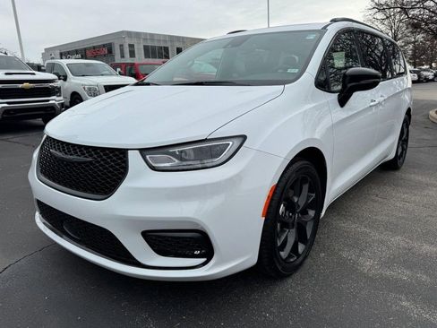 Used 2025 Chrysler Pacifica Limited image 8