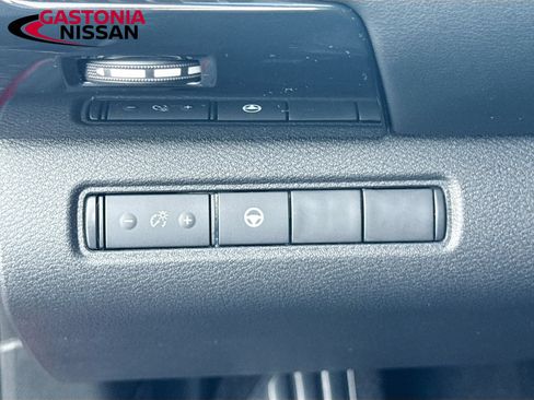Used 2024 Nissan Pathfinder SV FWD image 13