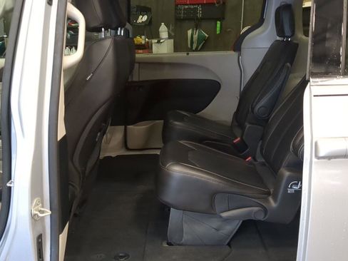 Used 2024 Chrysler Pacifica Touring-L FWD image 15