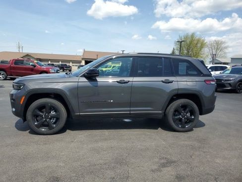 Used 2025 Jeep Grand Cherokee Altitude AWD/4WD image 2