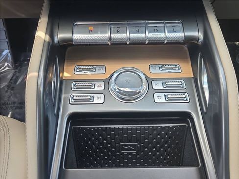 Certified 2025 Lincoln Nautilus Reserve w/ Jet Appearance Package AWD/4WD image 17
