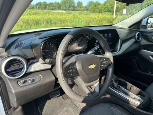 Used 2024 Chevrolet Trax LS w/ LS Convenience Package FWD image 13