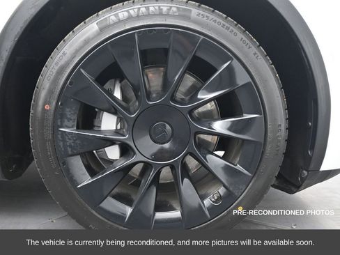 Used 2022 Tesla Model Y Long Range image 12