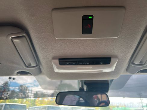 Used 2025 Nissan Versa SR w/ Trunk Package image 32