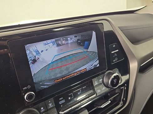 Used 2023 Toyota Highlander XLE image 32