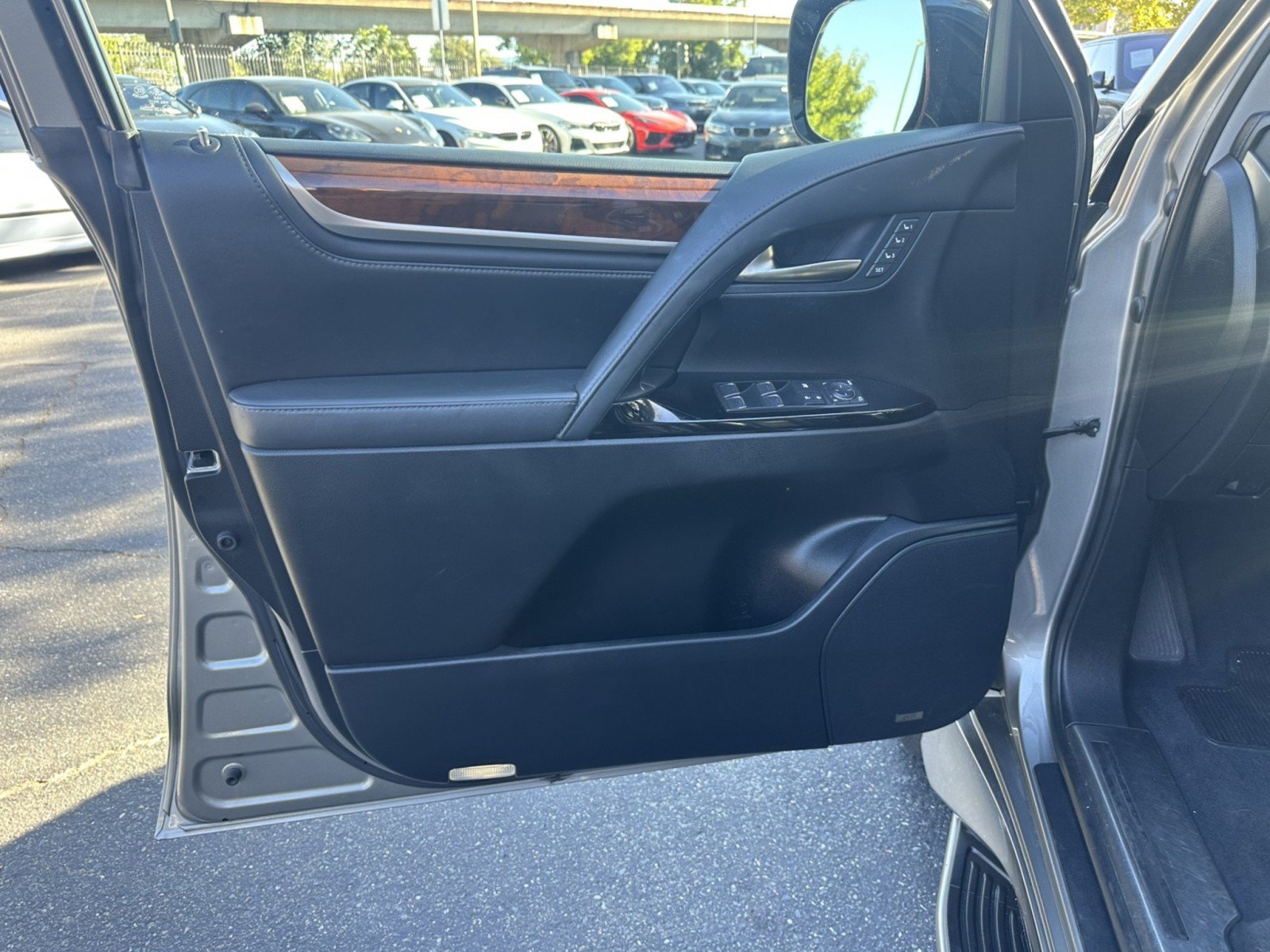Used 2017 Lexus LX 570 4WD image 27