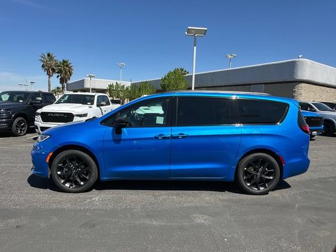 New 2026 Chrysler Pacifica Select w/ S Appearance Package FWD image 3