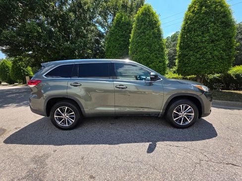 Used 2018 Toyota Highlander XLE FWD image 6