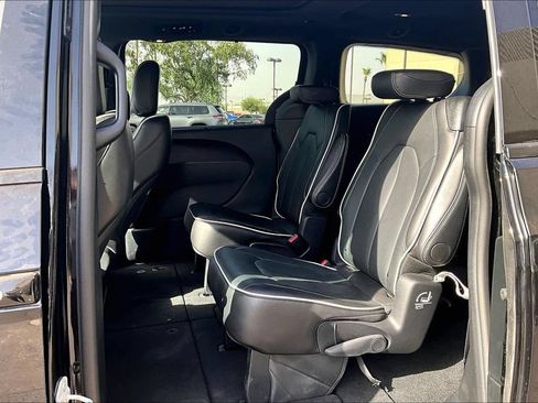 Used 2026 Chrysler Pacifica Limited w/ S Appearance Package FWD image 6