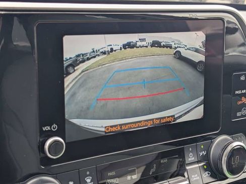 Used 2023 Toyota Highlander XLE FWD image 23