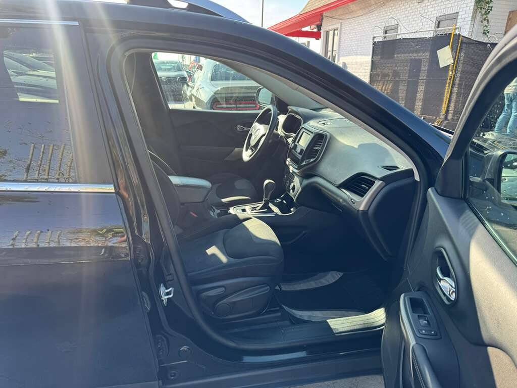 Used 2018 Jeep Cherokee Latitude AWD/4WD image 4