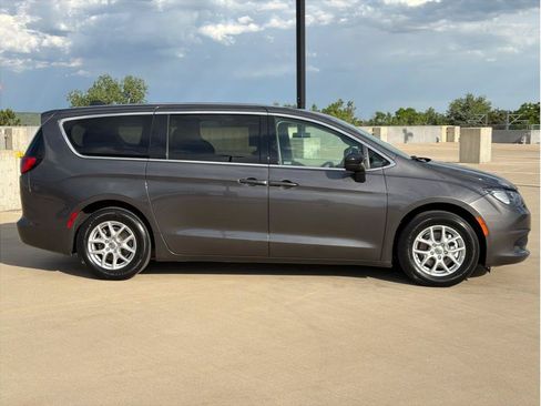 Used 2023 Chrysler Voyager LX FWD image 9