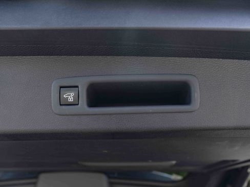 Used 2025 Toyota Sienna XLE FWD image 41
