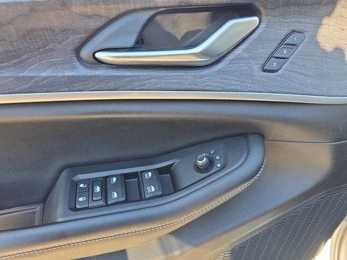 Used 2023 Jeep Grand Cherokee L Limited image 18