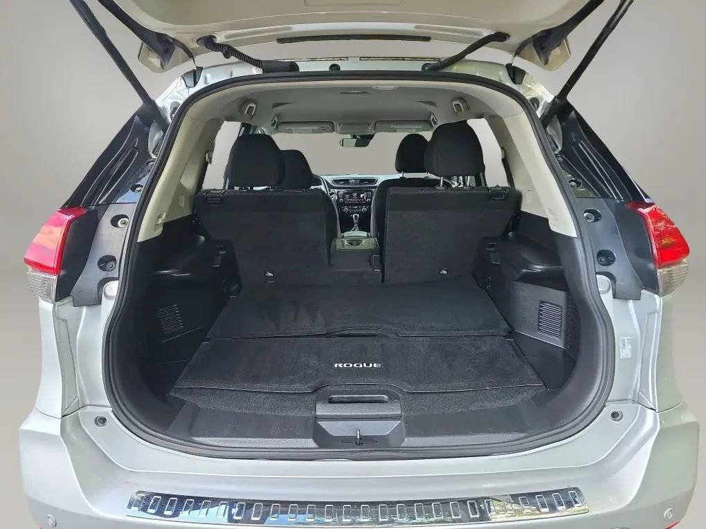 Used 2020 Nissan Rogue SV FWD image 46