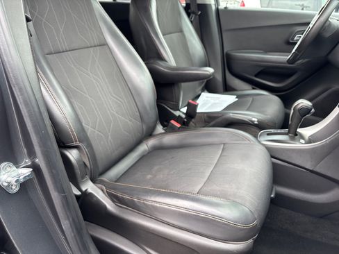 Used 2018 Chevrolet Trax LT w/ LT Convenience Package image 16