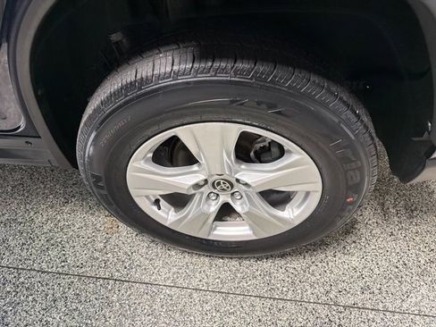 Used 2021 Toyota RAV4 XLE image 15