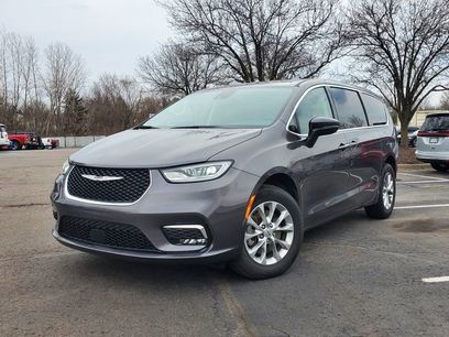 Used 2023 Chrysler Pacifica Touring-L