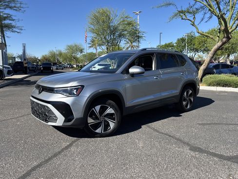 Used 2025 Volkswagen Taos SE image 32