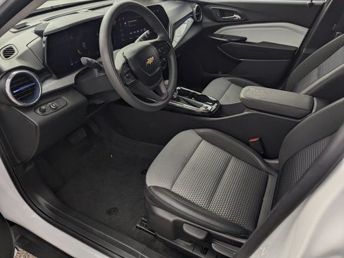 Used 2025 Chevrolet Trax LT FWD image 9
