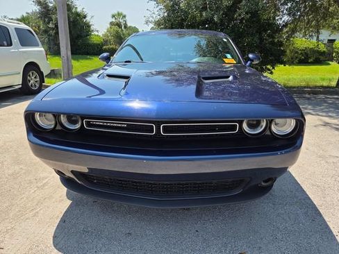 Used 2015 Dodge Challenger SXT RWD image 2