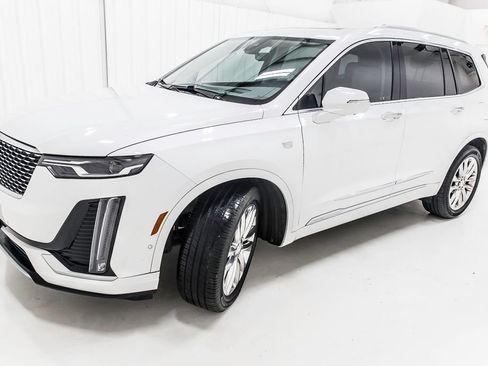 Used 2021 Cadillac XT6 Premium Luxury FWD image 2