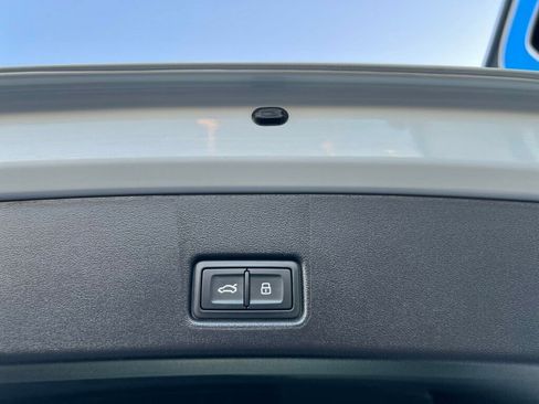 Used 2024 Audi Q4 e-tron Prestige image 9