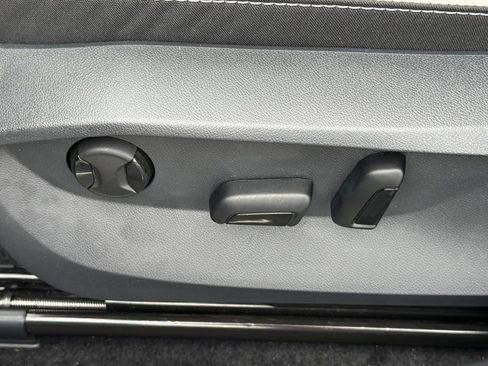 Used 2025 Volkswagen Taos SE image 13