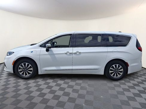 Used 2023 Chrysler Pacifica Limited FWD image 8
