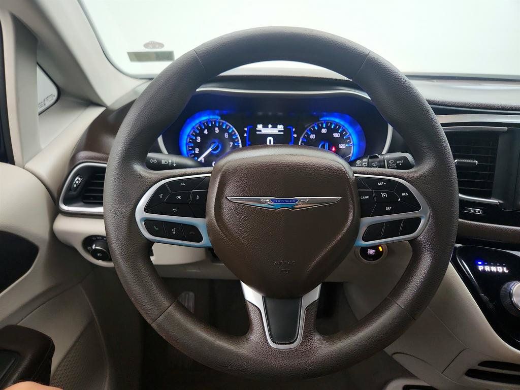 Used 2020 Chrysler Pacifica Touring FWD image 17