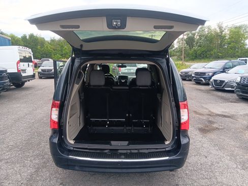 Used 2014 Chrysler Town & Country Touring FWD image 4