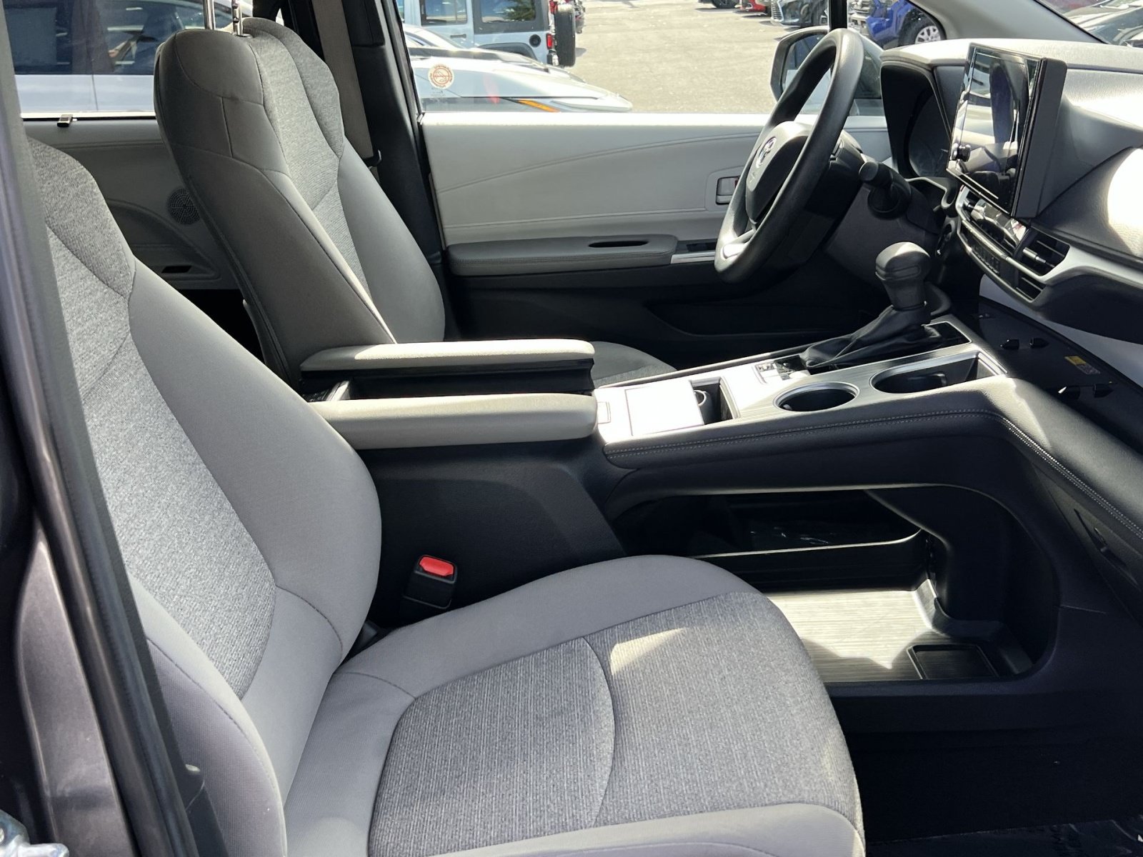 Used 2025 Toyota Sienna LE FWD image 26