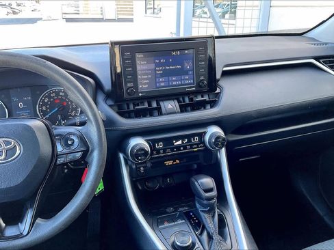 Used 2021 Toyota RAV4 LE image 7