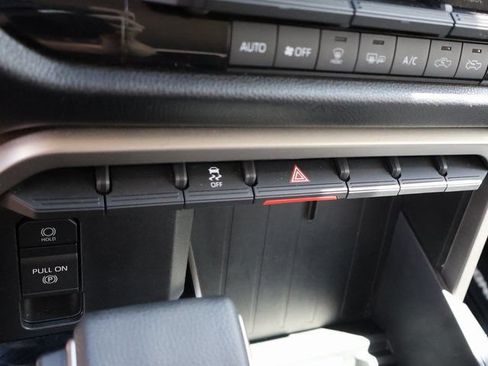 Used 2022 Toyota Tundra SR5 w/ SR5 Convenience Package AWD/4WD image 29