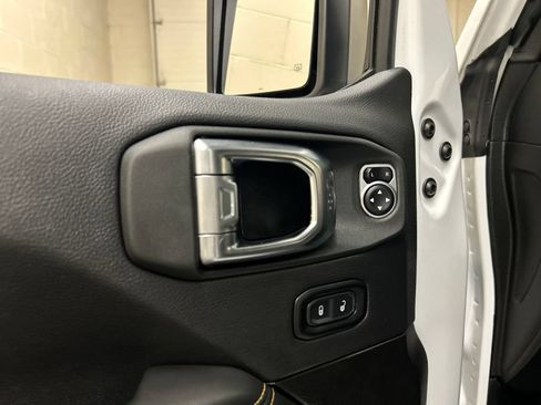 Used 2025 Jeep Wrangler Unlimited Sahara w/ Technology Group AWD/4WD image 26