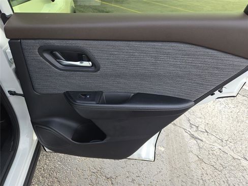 Used 2023 Nissan Rogue SV image 9