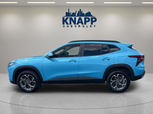 Used 2025 Chevrolet Trax LT FWD image 2