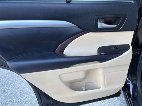 Used 2017 Toyota Highlander XLE FWD image 18