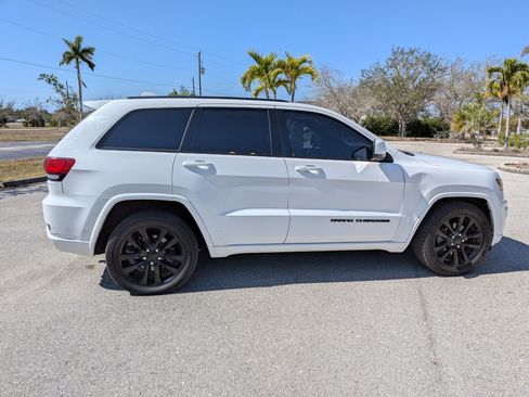 Used 2018 Jeep Grand Cherokee Altitude RWD image 3