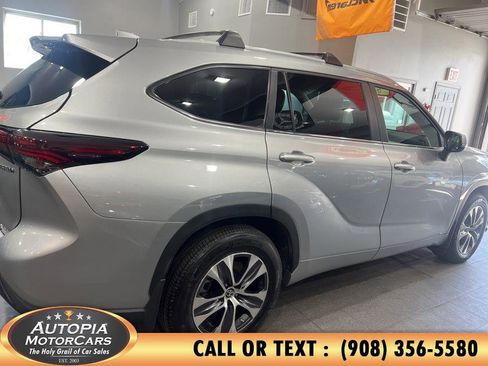 Used 2024 Toyota Highlander XLE AWD/4WD image 7