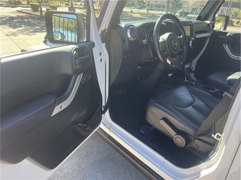Used 2013 Jeep Wrangler Unlimited Rubicon AWD/4WD image 16