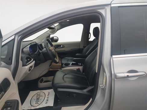 Used 2024 Chrysler Pacifica Touring-L image 9