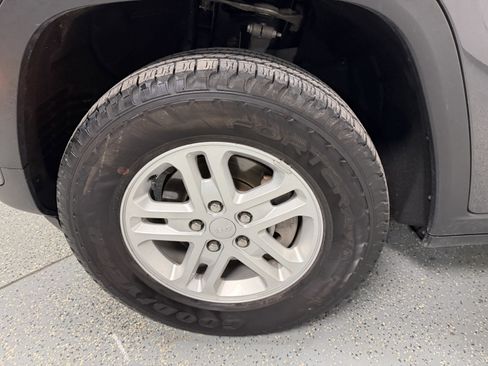 Used 2023 Jeep Grand Cherokee Laredo image 30