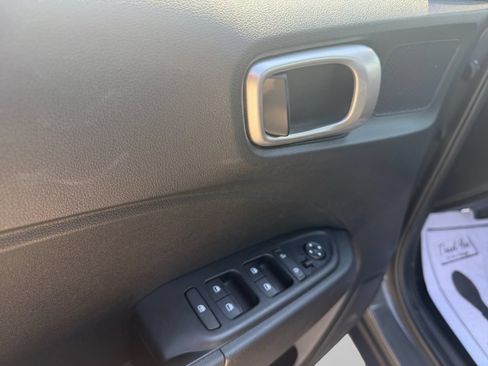 Used 2025 Hyundai Venue SEL FWD image 15