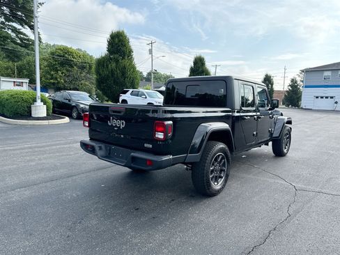 Used 2023 Jeep Gladiator Overland image 8