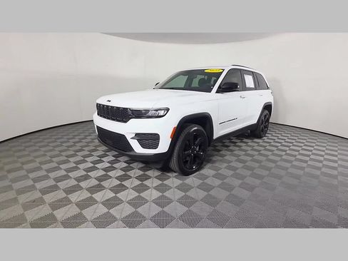 Used 2023 Jeep Grand Cherokee Altitude RWD image 48