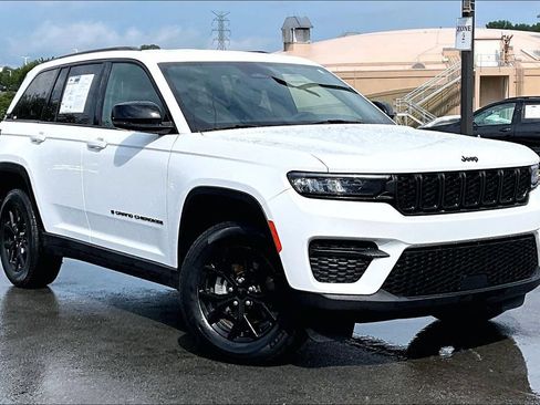 Used 2024 Jeep Grand Cherokee Altitude RWD image 36